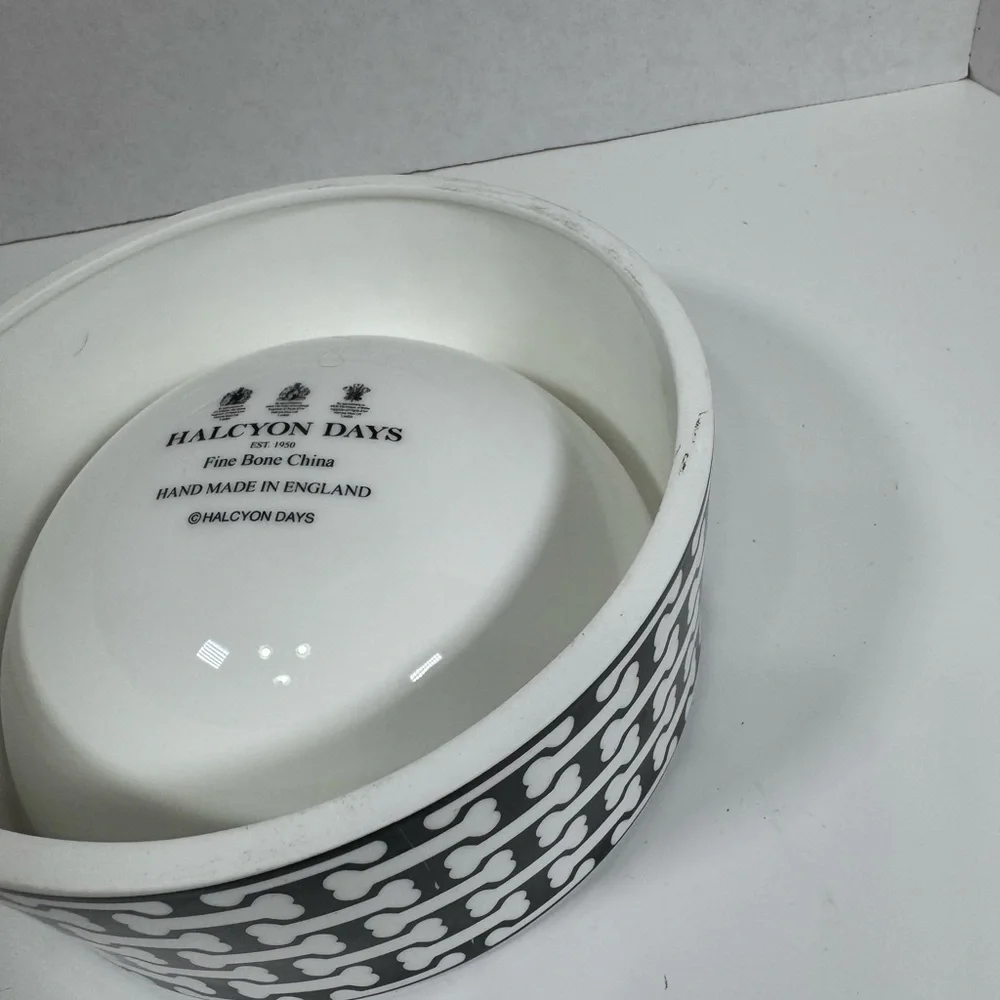 Halcyon Days Fine Bone China Bone Trellis Black & White Pet Bowl‎